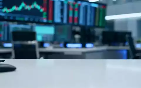 Digitales Finanzdiagramm auf einem Bildschirm vor unscharfem Hintergrund eines Börsenparketts. - Foto: über boerse-global.de