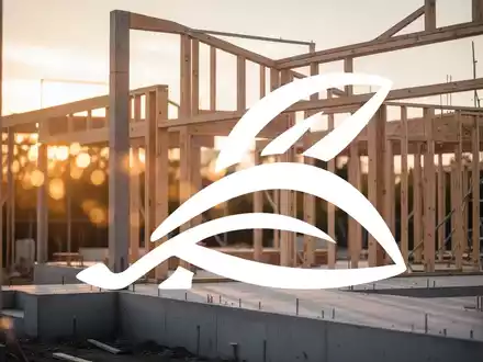 Moderne Baustelle eines Wohngebäudes bei Sonnenuntergang als Symbol für Immobilienmarktwachstum. - Foto: über boerse-global.de