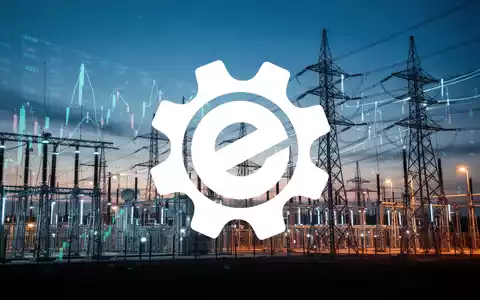 Moderne Energieinfrastruktur bei Dämmerung mit Fokus auf Stromleitungen und Lichtreflexen. - Foto: über boerse-global.de