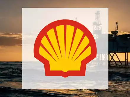 Abstrakte Darstellung einer modernen Offshore-Ölplattform bei Sonnenuntergang als Symbol für Kapitaldisziplin im Energiesektor. - Foto: über boerse-global.de