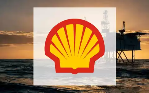 Abstrakte Darstellung einer modernen Offshore-Ölplattform bei Sonnenuntergang als Symbol für Kapitaldisziplin im Energiesektor. - Foto: über boerse-global.de