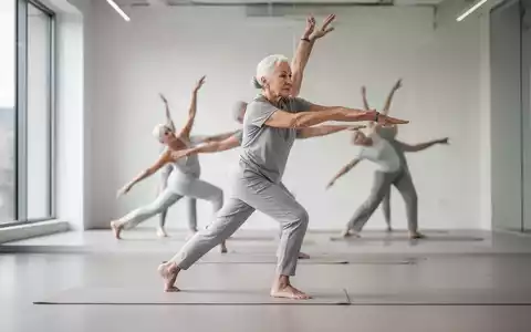 Eine ältere Person führt in einem modernen Studio kontrollierte Dehnübungen für eine bessere Mobilität aus. - Foto: über boerse-global.de