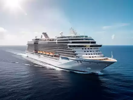 Ein modernes Kreuzfahrtschiff auf offener See vor blauem Himmel als Symbol für die Umweltbilanz der Branche. - Foto: über boerse-global.de