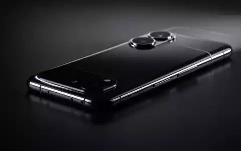 Schlankes Smartphone-Silhouette mit markantem Kameramodul auf dunkler, reflektierender Fläche. - Foto: über boerse-global.de