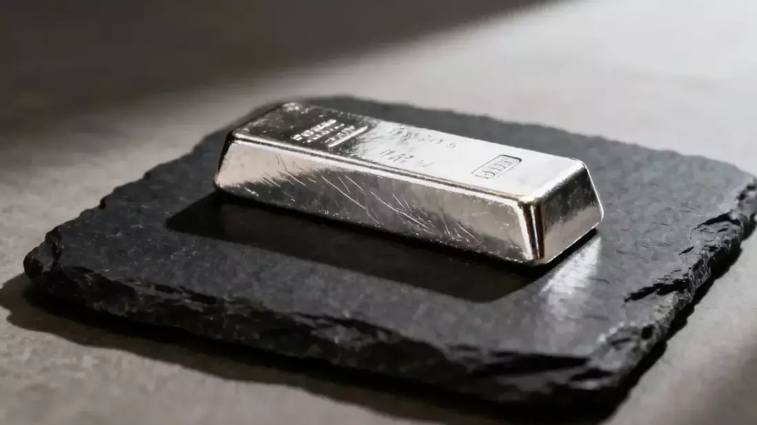 Silver Hits 3-Week High as Fed Rate Cut Bets Rise, Geopolitical Risks Loom