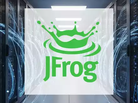 Moderne Serverinfrastruktur in einem Rechenzentrum mit blau leuchtenden Glasfaserkabeln. - Foto: über boerse-global.de