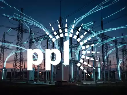 Moderne elektrische Infrastruktur mit leuchtenden Glasfaserkabeln und Hochspannungsleitungen als Symbol für Energienachfrage. - Foto: über boerse-global.de