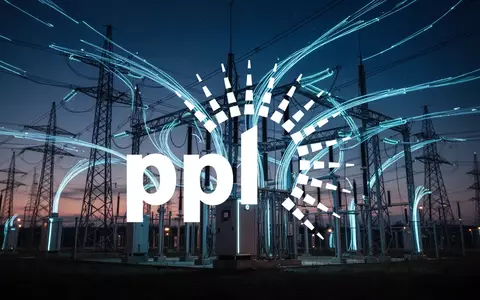 Moderne elektrische Infrastruktur mit leuchtenden Glasfaserkabeln und Hochspannungsleitungen als Symbol für Energienachfrage. - Foto: über boerse-global.de