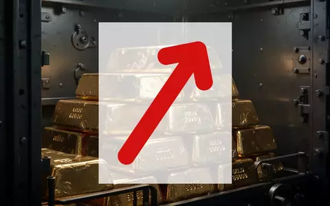 Glänzende Goldbarren in einem dunklen, professionell beleuchteten Tresorraum. - Foto: über boerse-global.de