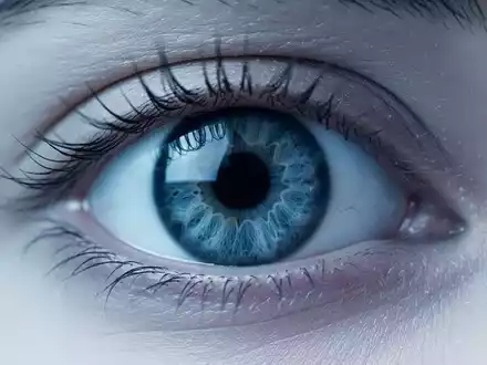 Nahaufnahme eines menschlichen Auges in einer klinischen Umgebung mit Fokus auf die Iris. - Foto: über boerse-global.de