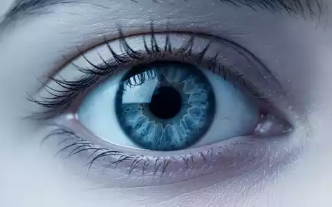 Nahaufnahme eines menschlichen Auges in einer klinischen Umgebung mit Fokus auf die Iris. - Foto: über boerse-global.de