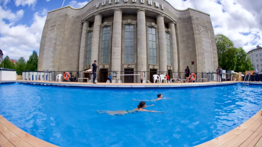 Vor der Volksbühne steht nun ein temporärer Pool. - Bild: Soeren Stache/dpa