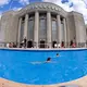 Vor der Volksbühne steht nun ein temporärer Pool. - Bild: Soeren Stache/dpa