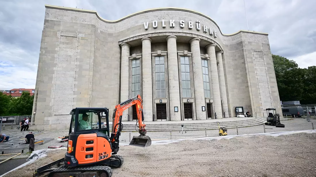 Zum Aufbau rollte auch ein Bagger an. (Archivbild) - Bild: Sebastian Gollnow/dpa