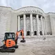 Zum Aufbau rollte auch ein Bagger an. (Archivbild) - Bild: Sebastian Gollnow/dpa