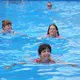 In Berlin wird im September gewählt. Die Spitzenkandidatin der Linken, Elif Eralp, ging auch vor der Volksbühne baden. - Bild: Soeren Stache/dpa