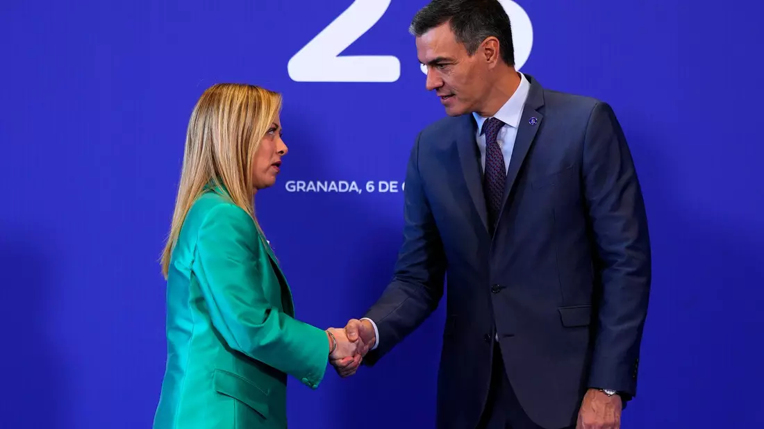 Spaniens linke Regierung von Ministerpräsident Pedro Sánchez hat Italien ultimativ aufgefordert, vorübergehend eingeführte Grenzkontrollen für aus Spanien kommende Reisende wieder aufzuheben. (Archivbild) - Bild: Manu Fernandez/AP/dpa