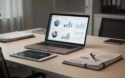 Ein moderner, professioneller Arbeitsplatz mit Laptop und Datenanalysen auf einem Schreibtisch. - Foto: über boerse-global.de