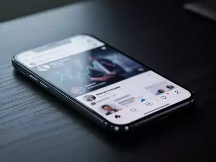 Ein Smartphone auf einem Schreibtisch als Symbol für die Regulierung sozialer Medien und den Schutz von Minderjährigen. - Foto: über boerse-global.de