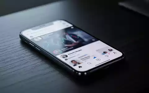 Ein Smartphone auf einem Schreibtisch als Symbol für die Regulierung sozialer Medien und den Schutz von Minderjährigen. - Foto: über boerse-global.de