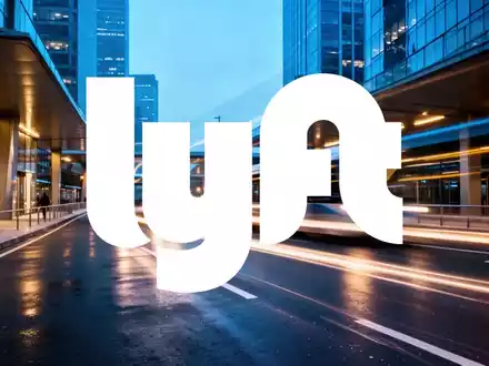 Abstraktes Bild einer urbanen Verkehrsszene mit Lichtspuren bei Dämmerung zur Symbolisierung von Mobilitätsmärkten. - Foto: über boerse-global.de