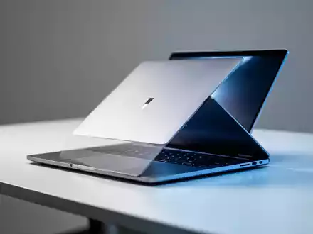 Schlankes silbernes Laptop auf minimalistischem Schreibtisch, das generalüberholte Technologie repräsentiert. - Foto: über boerse-global.de