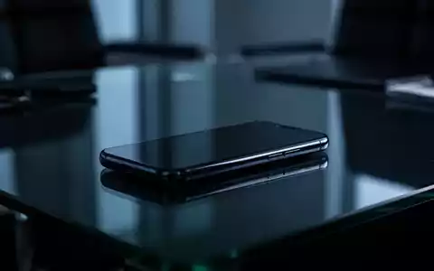 Ein modernes Smartphone auf einem dunklen Schreibtisch, das die Themen Datenschutz und digitale Sicherheit symbolisiert. - Foto: über boerse-global.de
