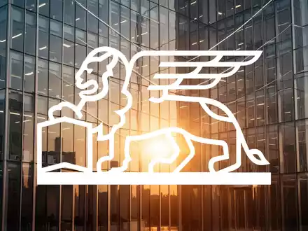 Moderne Glasfassade eines BĂŒrogebĂ€udes im goldenen Licht als Symbol fĂŒr wirtschaftliches Wachstum und StabilitĂ€t. - Foto: ĂŒber boerse-global.de