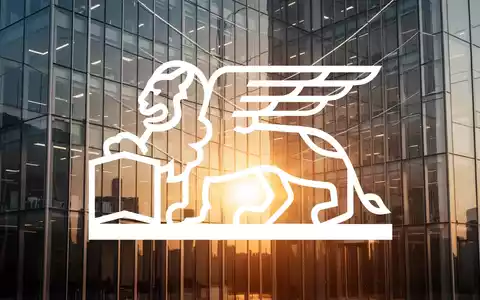 Moderne Glasfassade eines Bürogebäudes im goldenen Licht als Symbol für wirtschaftliches Wachstum und Stabilität. - Foto: über boerse-global.de
