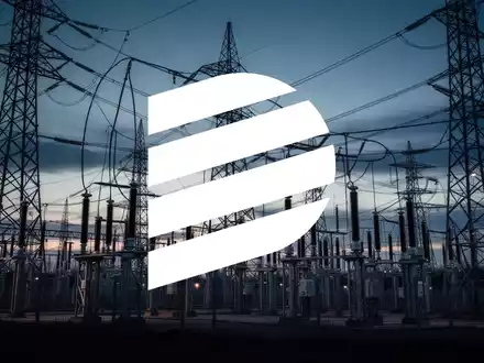 Hochspannungsmasten und Stromnetzinfrastruktur bei Dämmerung als Symbol für Energiepolitik und Unternehmensfusionen. - Foto: über boerse-global.de