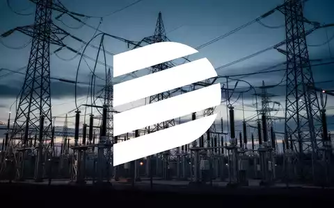 Hochspannungsmasten und Stromnetzinfrastruktur bei Dämmerung als Symbol für Energiepolitik und Unternehmensfusionen. - Foto: über boerse-global.de