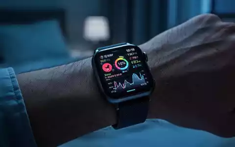Nahaufnahme einer modernen Smartwatch am Handgelenk in einer nächtlichen Schlafumgebung mit biometrischen Gesundheitsdaten. - Foto: über boerse-global.de