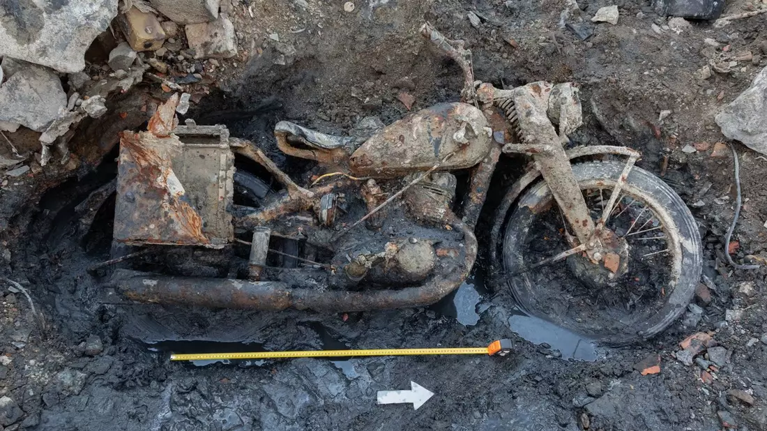 Ein Motorrad der Wehrmacht kam bei Budapest zum Vorschein. Der Volksbund rechnet mit weiteren Funden.  - Bild: Gabor-Kohlrusz/Volksbunds Deutsche Kriegsgräberfürsorge/dpa
