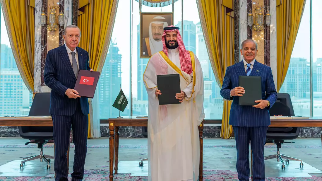 Der türkische Präsident Recep Tayyip Erdogan (l), der saudische Kronprinz Mohammed bin Salman (M) und Pakistans Ministerpräsident Shehbaz Sharif unterzeichneten den Verteidigungspakt in Mekka. - Bild: -/Saudi Press Agency/AP/dpa