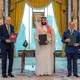 Der türkische Präsident Recep Tayyip Erdogan (l), der saudische Kronprinz Mohammed bin Salman (M) und Pakistans Ministerpräsident Shehbaz Sharif unterzeichneten den Verteidigungspakt in Mekka. - Bild: -/Saudi Press Agency/AP/dpa