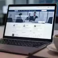 Laptop auf einem Bürotisch, der ein Karriereportal zeigt, als Symbol für die Risiken bei der Online-Jobsuche. - Foto: über boerse-global.de