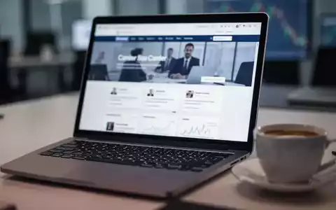 Laptop auf einem Bürotisch, der ein Karriereportal zeigt, als Symbol für die Risiken bei der Online-Jobsuche. - Foto: über boerse-global.de
