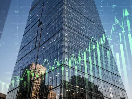 Abstrakte Darstellung steigender grüner Finanzkurse vor einer modernen Büroarchitektur als Symbol für nachhaltige Geldanlagen. - Foto: über boerse-global.de