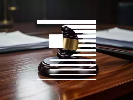 Ein hölzerner Richterhammer auf einem polierten Tisch als Symbol für eine juristische Klagefrist. - Foto: über boerse-global.de