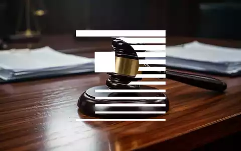 Ein hölzerner Richterhammer auf einem polierten Tisch als Symbol für eine juristische Klagefrist. - Foto: über boerse-global.de