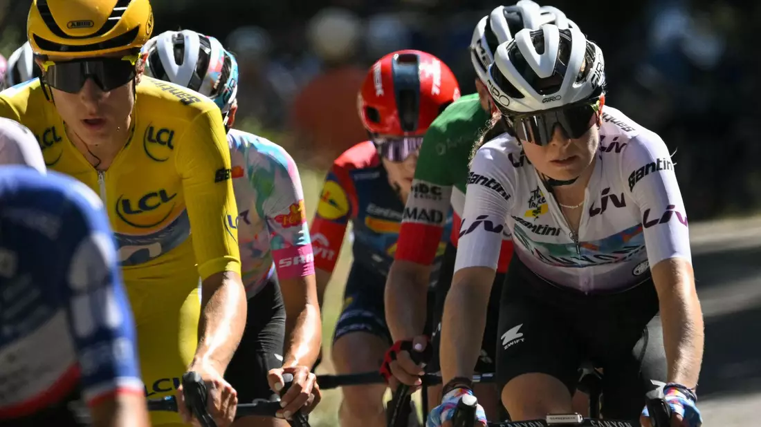 Antonia Niedermaier (r) verteidigte das Weiße Trikot der besten Nachwuchsfahrerin. - Bild: Nicolas Tucat/AFP/dpa