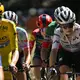 Antonia Niedermaier (r) verteidigte das Weiße Trikot der besten Nachwuchsfahrerin. - Bild: Nicolas Tucat/AFP/dpa