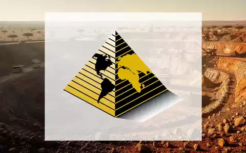 Weitläufiges Tagebau-Goldbergwerk in einer sonnigen, trockenen Landschaft mit Erdtönen und atmosphärischem Licht. - Foto: über boerse-global.de