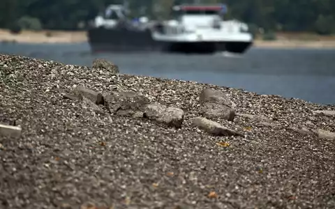 Wegen der niedrigen Pegelstände können Güter auf den Wasserstraßen nur eingeschränkt transportiert werden. (Archivbild) - Foto: Federico Gambarini/dpa