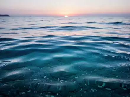 Nahaufnahme einer ruhigen Meeresoberfläche an einem sonnigen Sommertag zur Veranschaulichung der Wasserqualität. - Foto: über boerse-global.de