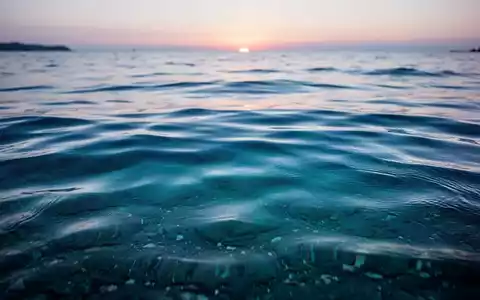 Nahaufnahme einer ruhigen Meeresoberfläche an einem sonnigen Sommertag zur Veranschaulichung der Wasserqualität. - Foto: über boerse-global.de