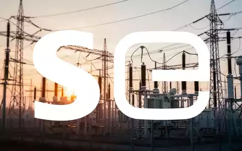 Moderne Hochspannungs-Stromnetz-Infrastruktur bei Sonnenaufgang als Symbol für den Ausbau der Energiewirtschaft. - Foto: über boerse-global.de