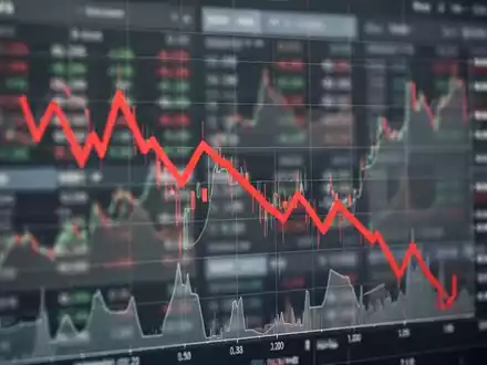 Ein fallender Aktienkurs auf einem digitalen Finanzmonitor. - Foto: über boerse-global.de