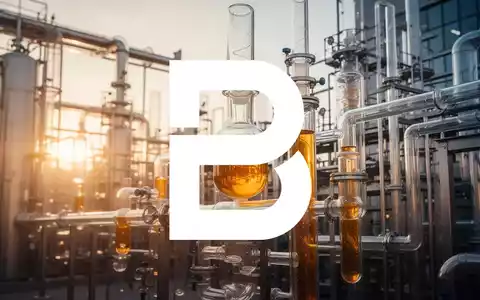 Moderne Industrieanlage mit glänzenden Rohrleitungen und warmem Licht, die industrielles Wachstum symbolisiert. - Foto: über boerse-global.de