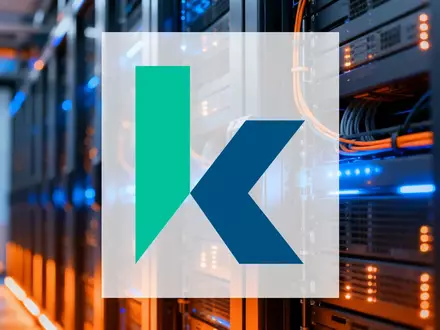 Moderne industrielle Serverinfrastruktur mit atmosphärischer Beleuchtung als Symbol für technologische Industriebranchen. - Foto: über boerse-global.de
